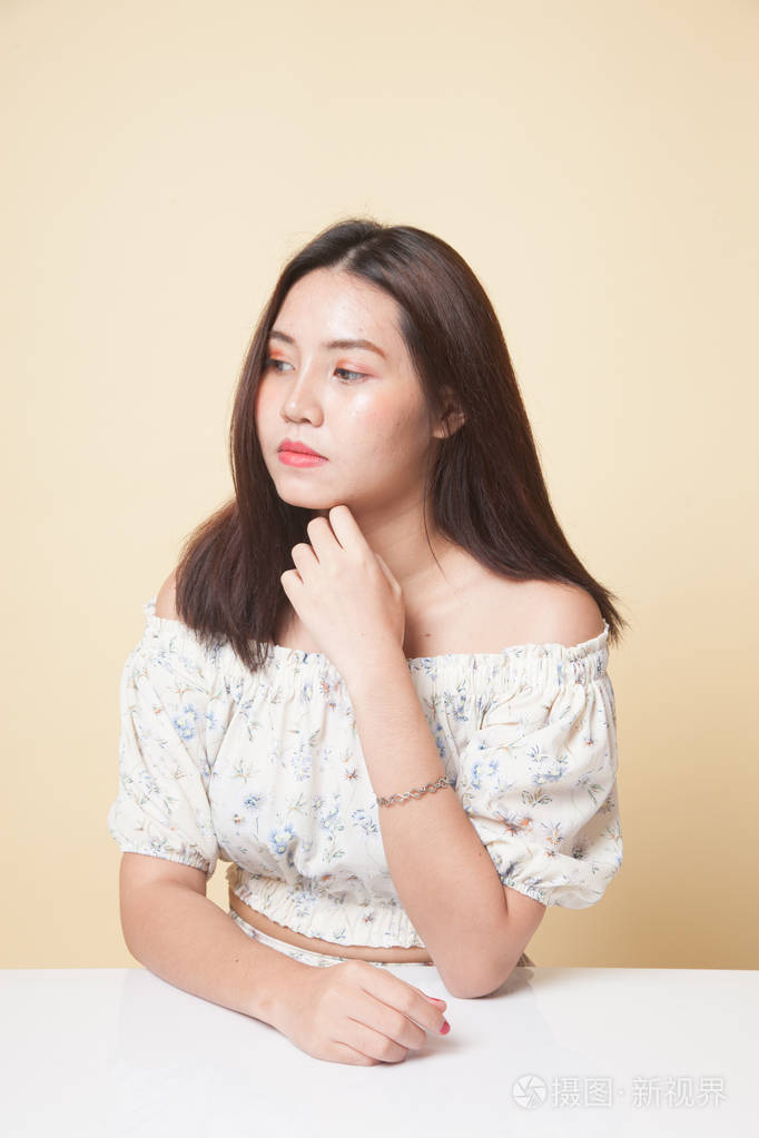 米色背景下美丽的年轻亚洲女人的肖像照片-正版商用图片13je1d-摄图新