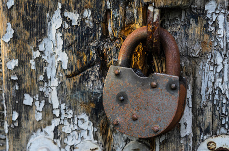 木门上生锈的旧锁.把旧农舍的门锁上.乡村风格.特写镜头.照片