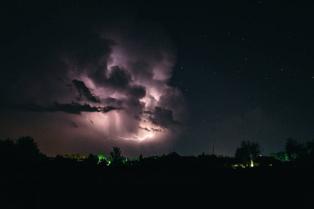 乡下的夏夜雷雨。夜风景