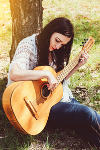 女人在户外弹声吉他