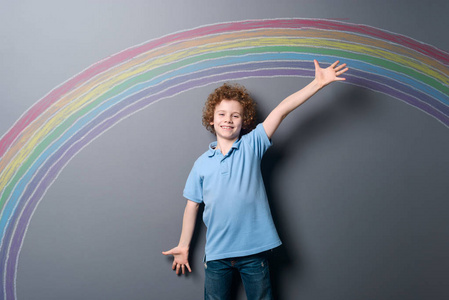 快乐的男孩和五颜六色的彩虹