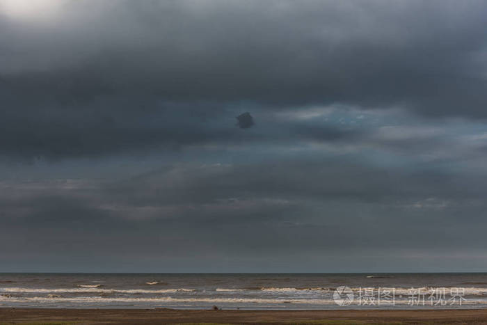 积云灰云笼罩惊涛骇浪天气阴沉