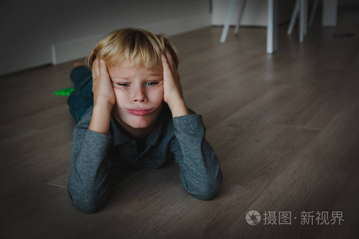 悲伤疲倦的孩子压力和消沉超负荷焦虑