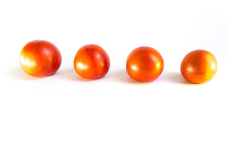 白色背景上的一排红色成熟番茄