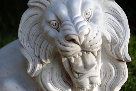 张开嘴的大理石狮子头雕塑图片