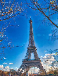 巴黎的埃菲尔铁塔在一个美丽的晴天。从塞纳河长廊观看。