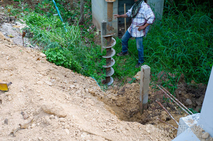 工人用钻床钻土的景观图片钻孔以铺设钢筋混凝土电杆