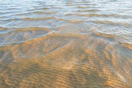 沙滩上的软波水。 水面下的沙浪