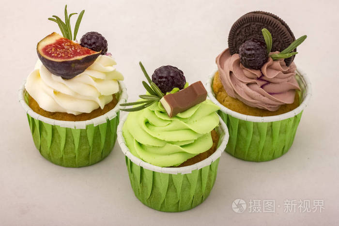 带有漂亮无花果饼干,巧克力和果酱黑莓的纸杯蛋糕