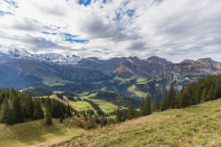 夏季在瑞士阿尔卑斯山恩格尔堡的布朗尼山徒步旅行