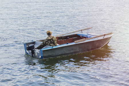 渔夫在一艘旧的摩托船上捕鱼，为阿尔泰共和国的泰茨科耶湖捕鱼。 复制空间