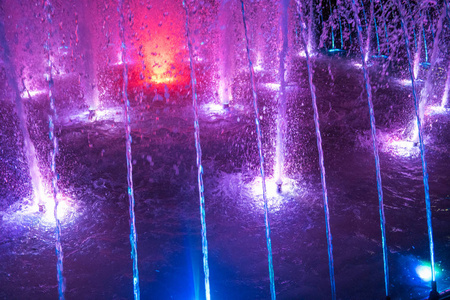 提供夜间照明的喷泉近景图片