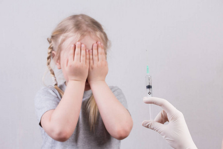 害怕注射的小可爱的女孩.儿童疫苗接种照片