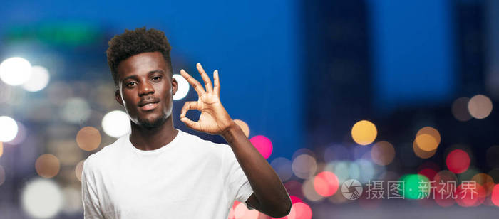 年轻酷黑人标志在单色背景下切人