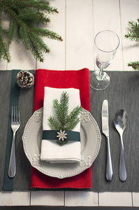 圣诞服务桌。 传统节日装饰背景顶部视图。 餐具器皿，漂亮的盘子，装饰元素，云杉枝。 新年