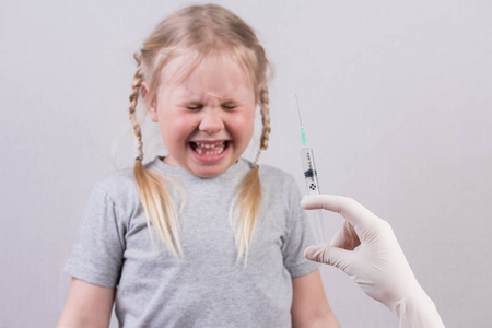 害怕注射的小可爱的女孩。儿童疫苗接种