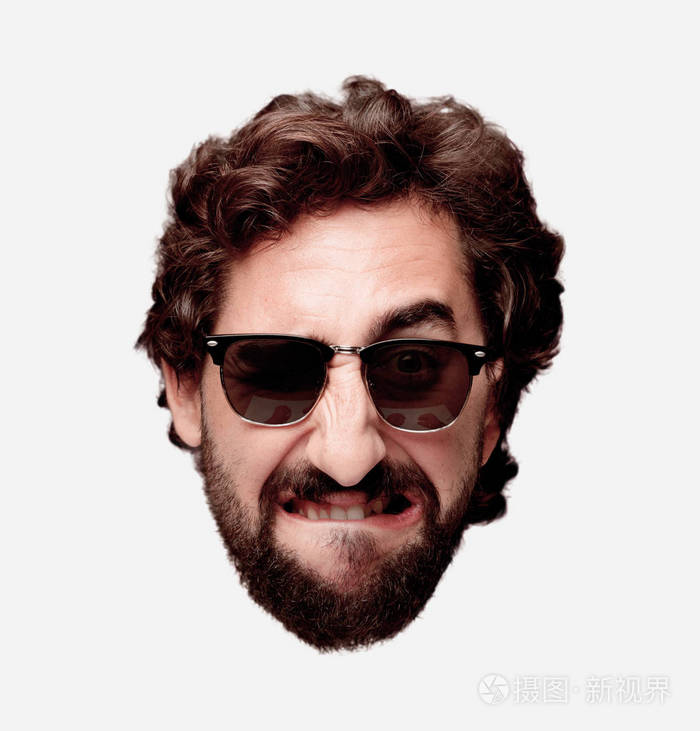 年轻的疯狂胡须男切割头表情孤立戴太阳镜的嬉皮士角色愤怒的表情