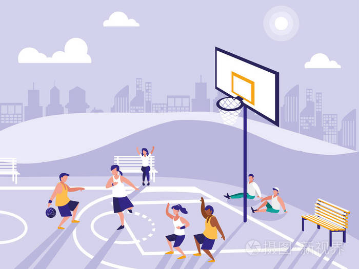 在篮球场上玩的人