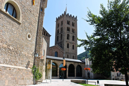 西班牙利波拉加泰罗尼亚圣玛丽修道院的主要门面