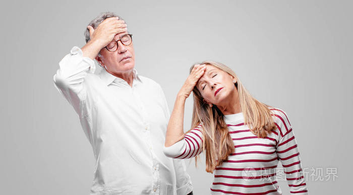 资深冷静的夫妻带着失望和失败的悲伤表情看上去沮丧绝望痛苦不堪