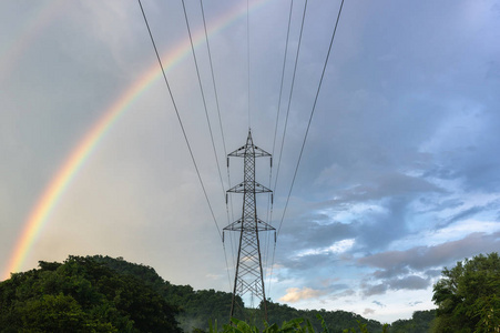 雨后天空中的雨过农村地区的高压电线杆。