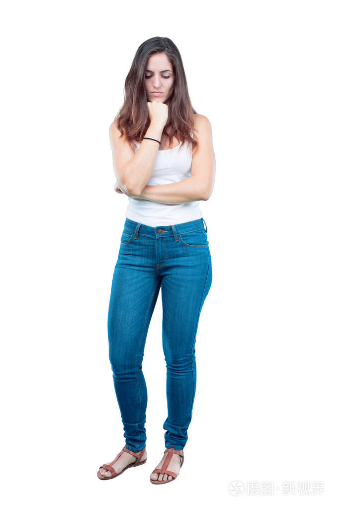 年轻漂亮的女孩全身上下,带着一种困惑和体贴的眼神,侧着身子,在不同