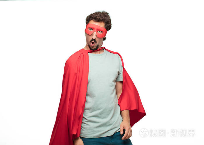 年轻的疯狂超级英雄惊讶或震惊的表情