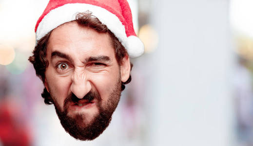 带着愤怒表情的小胡子年轻的疯狂胡须男切割头表情孤立.