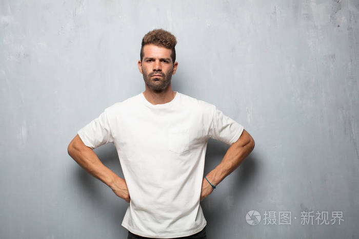 年轻的英俊男子看起来愤怒，不快乐和沮丧，手势愤怒地感到沮丧和烦恼。