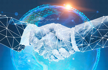 两个商人通过多边形地球全息图握手. 蓝色背景. 色调图像双曝光.