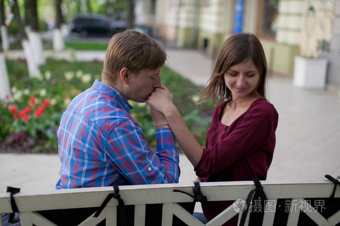 公园里的一对恩爱夫妻互相欣赏