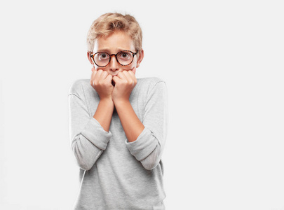 哭年轻的金发帅哥看上去吓坏了,惊恐地尖叫,面对厄运,感觉非常害怕