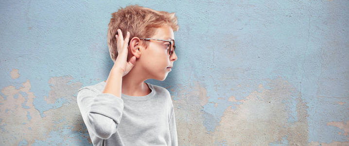 怎么说别人矫情年轻的金发帅哥,注意听和听别人说的话,伸出耳朵.照片