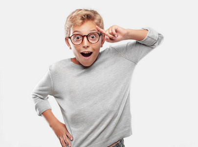 想法突然萌生年轻的金发帅哥看着快乐和惊讶的微笑,想到一个惊人的新