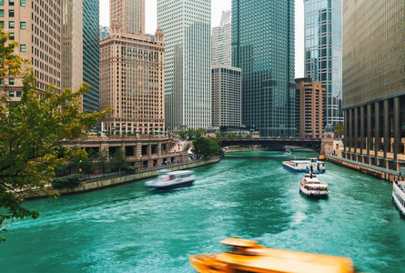 芝加哥河与船只和交通图片