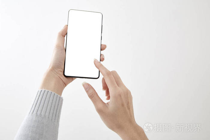 下载小样发票合同问题/举报女性手持现代智能手机垂直样机的顶部视图