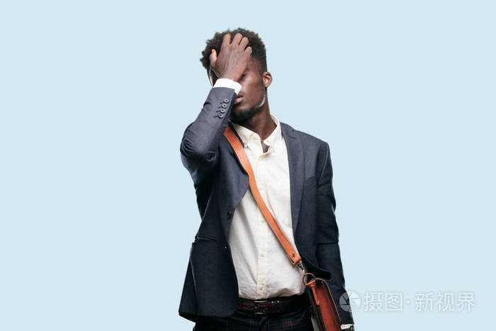 年轻的黑人商人专注于一个想法严肃的目光思考两个食指指向额头