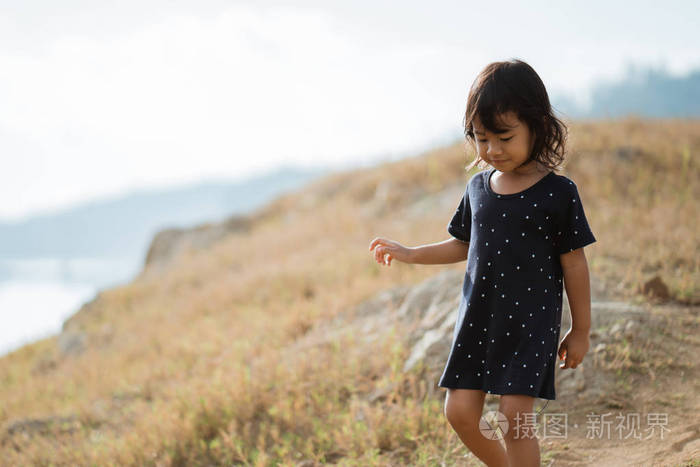 在湖边散步的小女孩