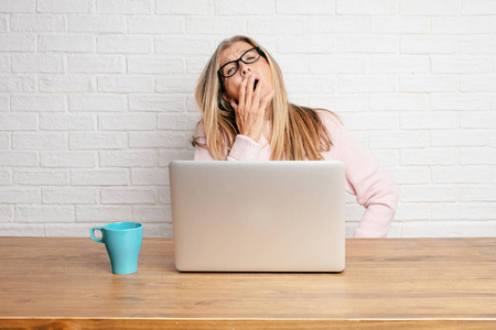 黑霉, oidium, 蘑菇告别枯燥的工作梦中放松的男人和心烦的无聊女人