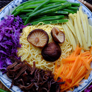 炒面的原材料从俯视图上看，这是一道越南素食菜，里面有五颜六色的绿色蔬菜粉丝和蘑菇，很快就可以在家里做早餐了