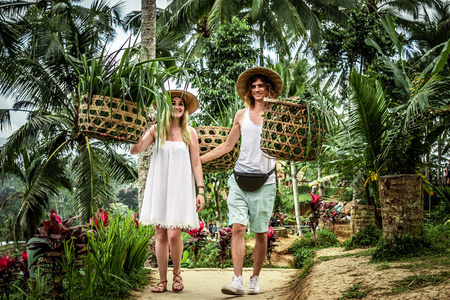 巴厘岛稻田的年轻蜜月情侣。巴厘岛概念旅游度假酒店