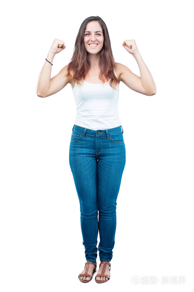 和满意的表情两只手臂在空中紧握拳头显示出力量或成功庆祝一项成就