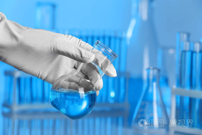 科学家在实验室拿着样品的测试瓶化学分析