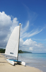 热带海滩上的双体帆船
