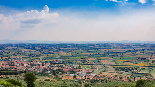 意大利科特纳附近托斯卡纳镇和景观全景