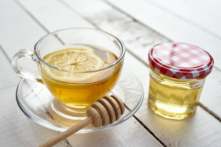 在旧木桌上享用柠檬和蜂蜜的美味热茶