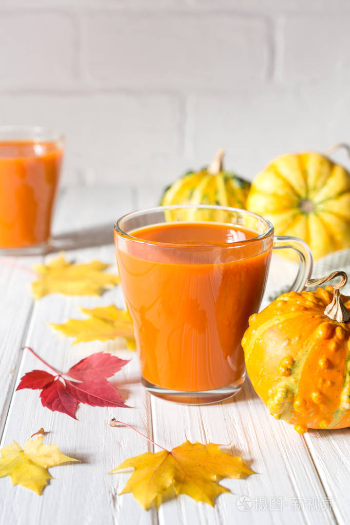 传统的秋季饮料南瓜汁南瓜和落叶杯