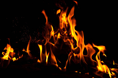 火与火花在黑色背景与元素的柴煤和烤砖。