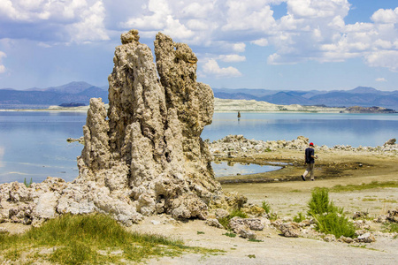 单湖，一个大的浅盐碱湖，加州单县，有图法岩层