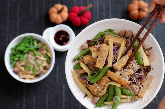 干米粉丝用蔬菜炒从上看越南素食素食主义者的一道菜，从面条蔬菜蘑菇豆腐，可以在家里做早餐